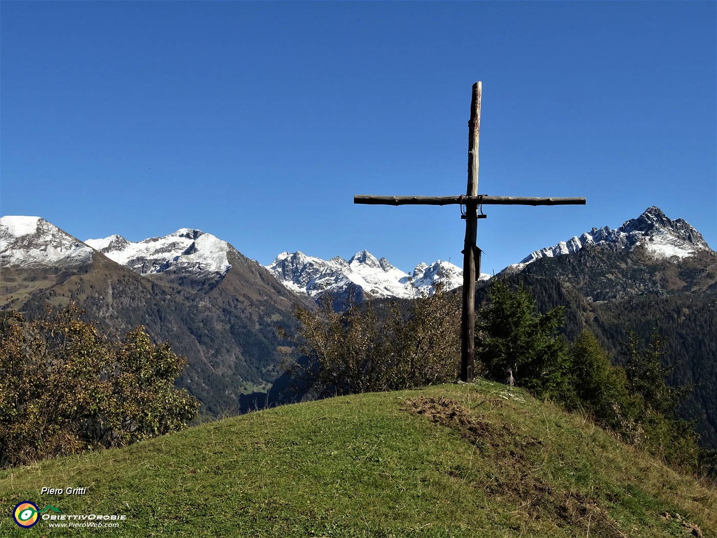 48 Alla croce del Monte Colle (1750 m) con vista verso le alte Orobie Brembane.JPG